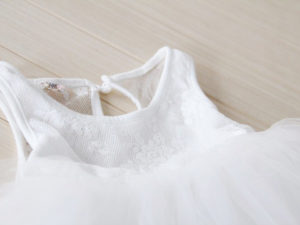 Détail de la robe tutu blanche pour fille