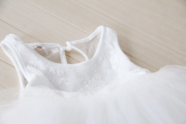 Détail de la robe tutu blanche pour fille