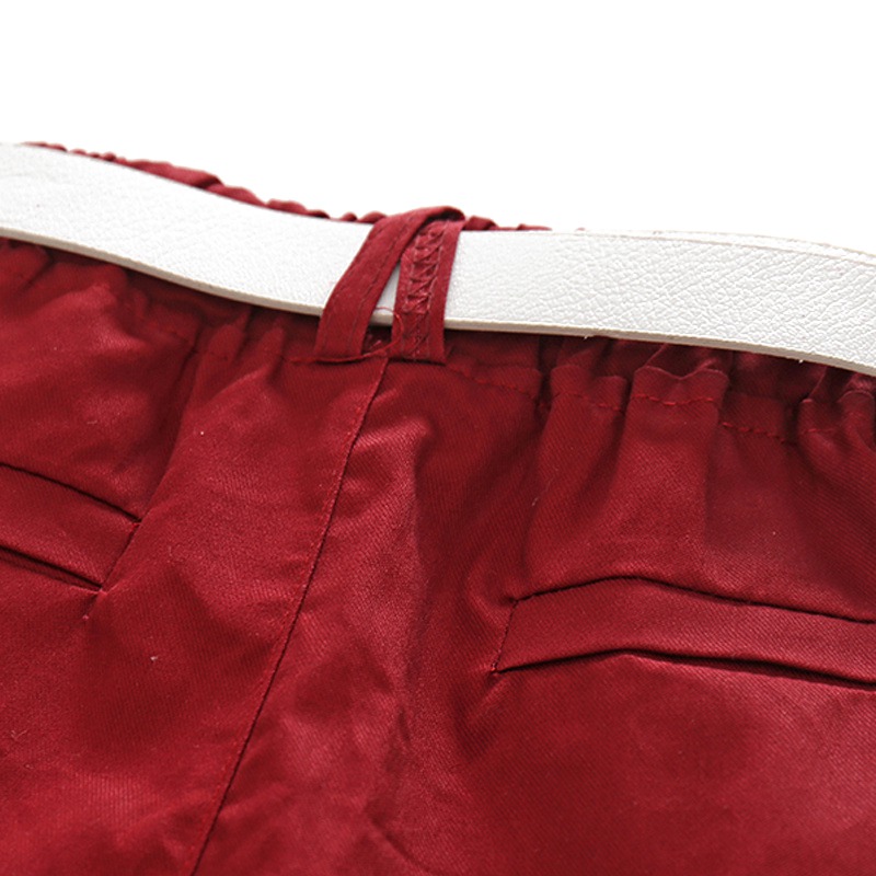 Détail du bermuda rouge