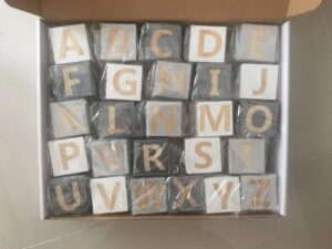 Cubes déco en bois alphabet dans l'emballage carton
