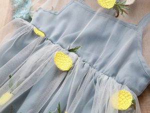 Détails robe dentelle fille couleur bleu gris