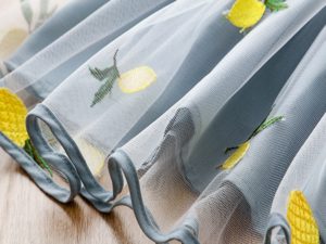 Motifs cousus ananas et citrons sur la robe pour fille