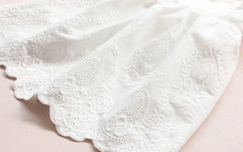 Détails des dentelles de la robe pour fille