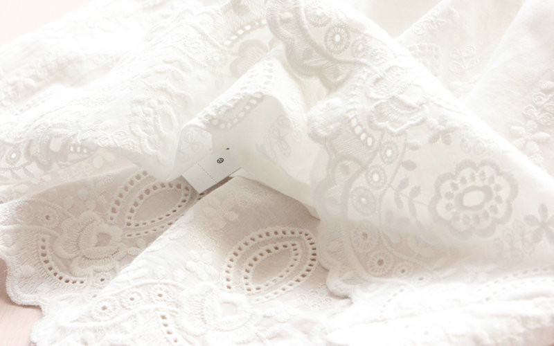 Robe fille blanche légère avec dentelles