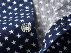 Détail chemise bleu marine avec motifs étoiles