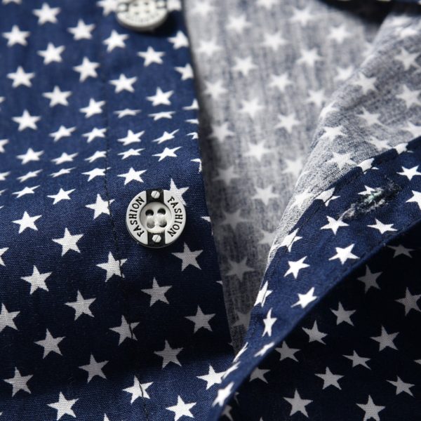 Détail chemise bleu marine avec motifs étoiles