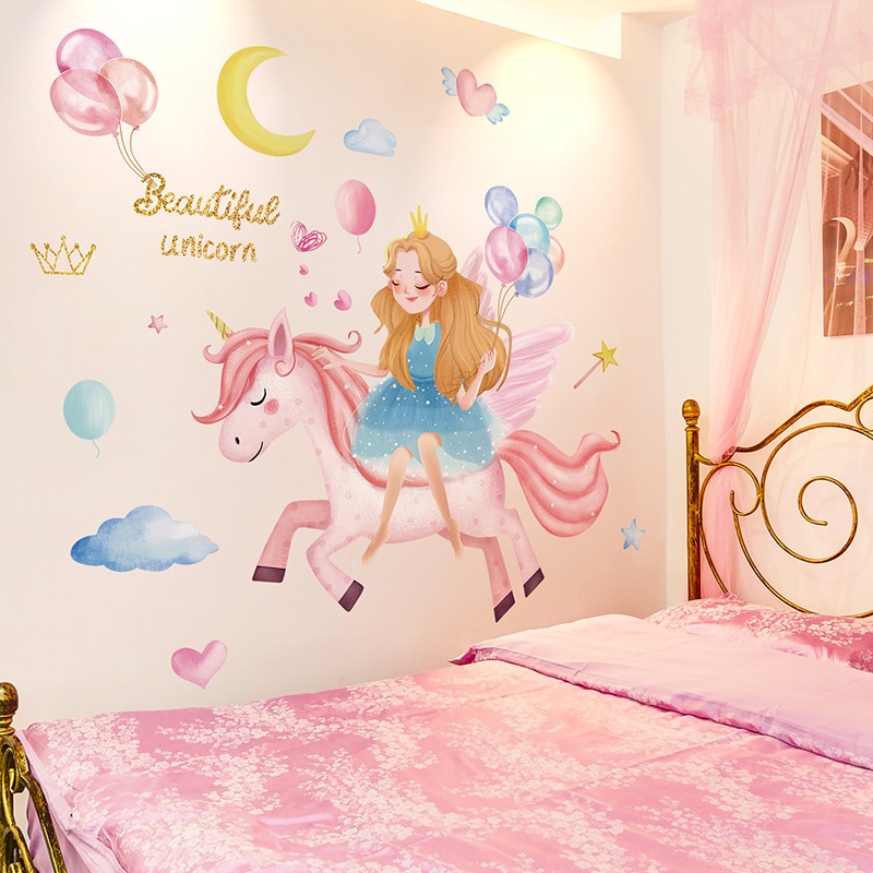 Décoration chambre fille avec des stickers muraux de licorne avec princesse